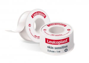 Leukoplast skin sensitive tape 2,5cmx2,6m wit deksel    1rol